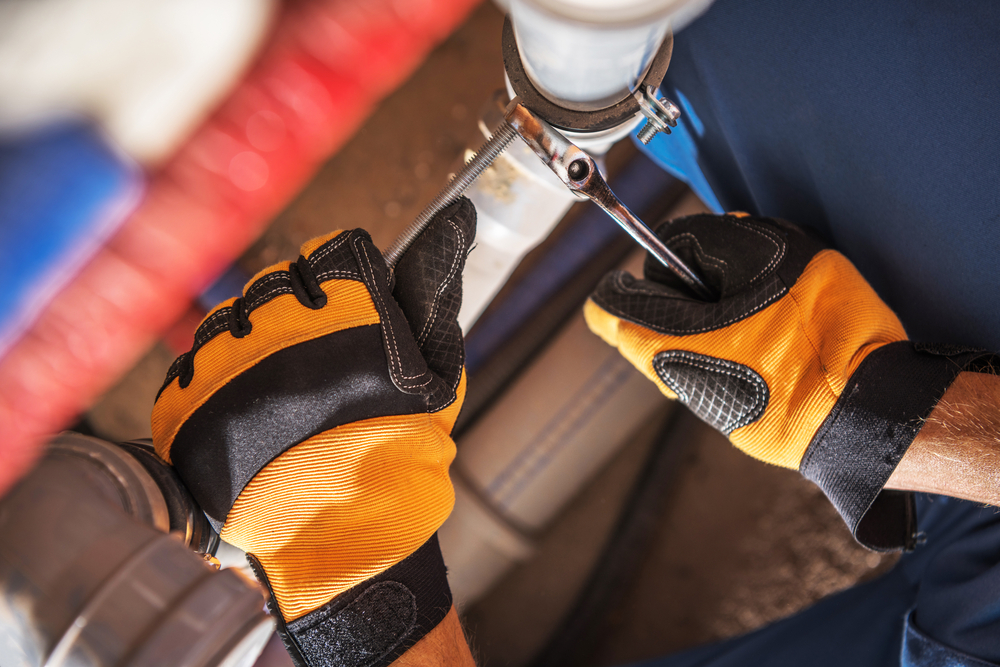 Caucasian,Plumber,Worker,Wearing,Safety,Gloves,Adjusting,Water,And,Sewage
